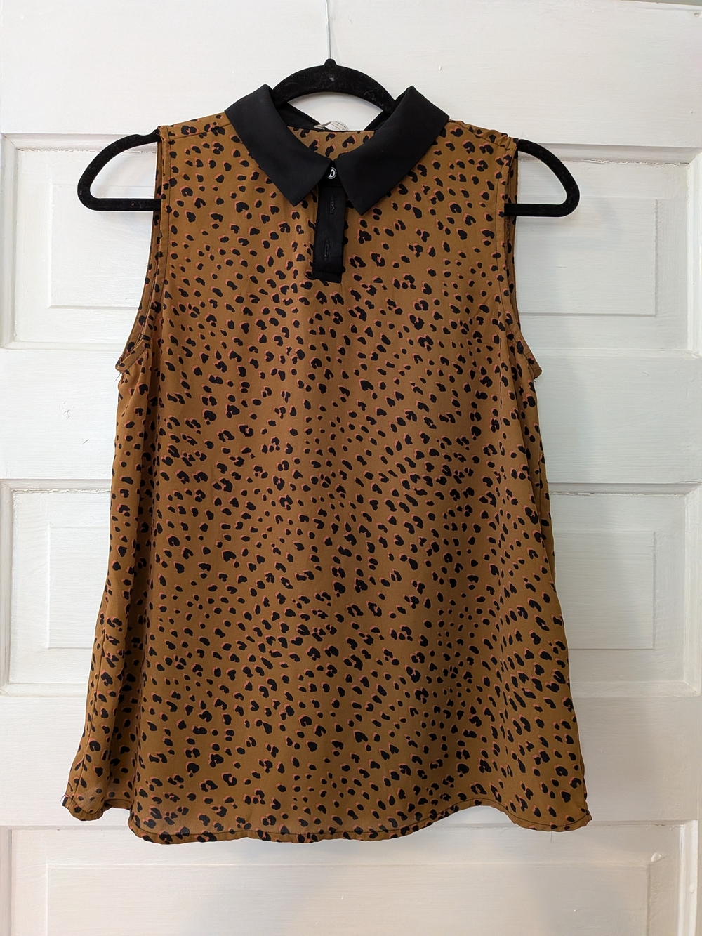Pleione Leopard Print Collared Sleeveless Blouse